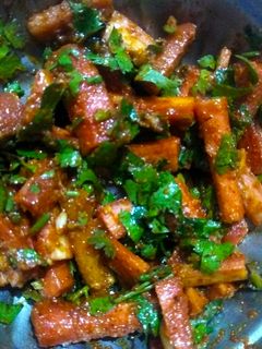 લસણીયા ગાજર (Lasaniya Gajar Recipe In Gujarati) રેસીપી મુખ્ય ફોટો