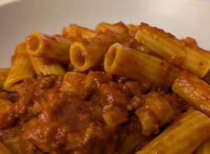 Una foto de Ragú de Longaniza con Gochujang