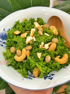 Hình của món Kale Salad & Cách Làm Mềm Cải Xoăn.