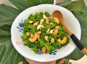 Hình của món Kale Salad & Cách Làm Mềm Cải Xoăn.