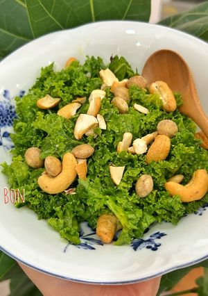 Hình của món Kale Salad & Cách Làm Mềm Cải Xoăn.