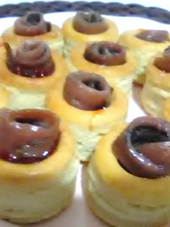 Una foto de Vol au vent de pimientos caramelizados y anchoa