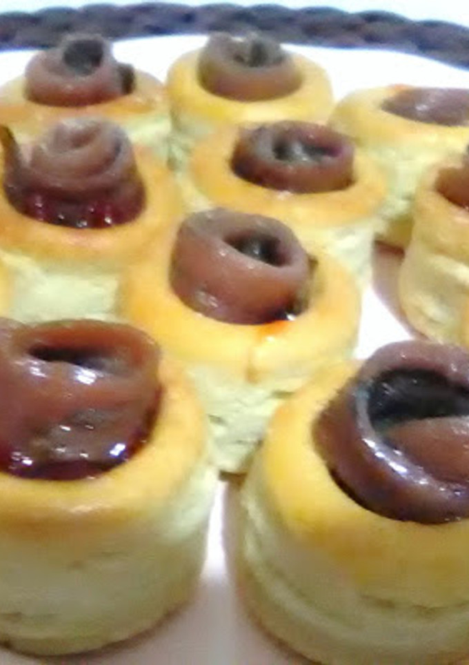 Una foto de Vol au vent de pimientos caramelizados y anchoa