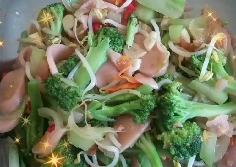 Cara Gampang Membuat Tumis Brokoli + Tauge + Sosis Ayam, Enak