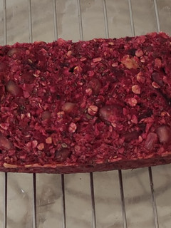 Una foto de Pan de avena y chía con remolacha y granada