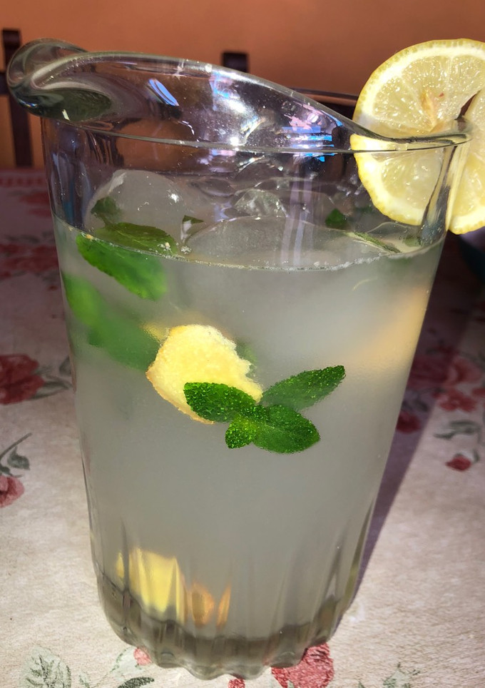 Una foto de Limonada sin azúcar con mentas y jengibre 🫚
