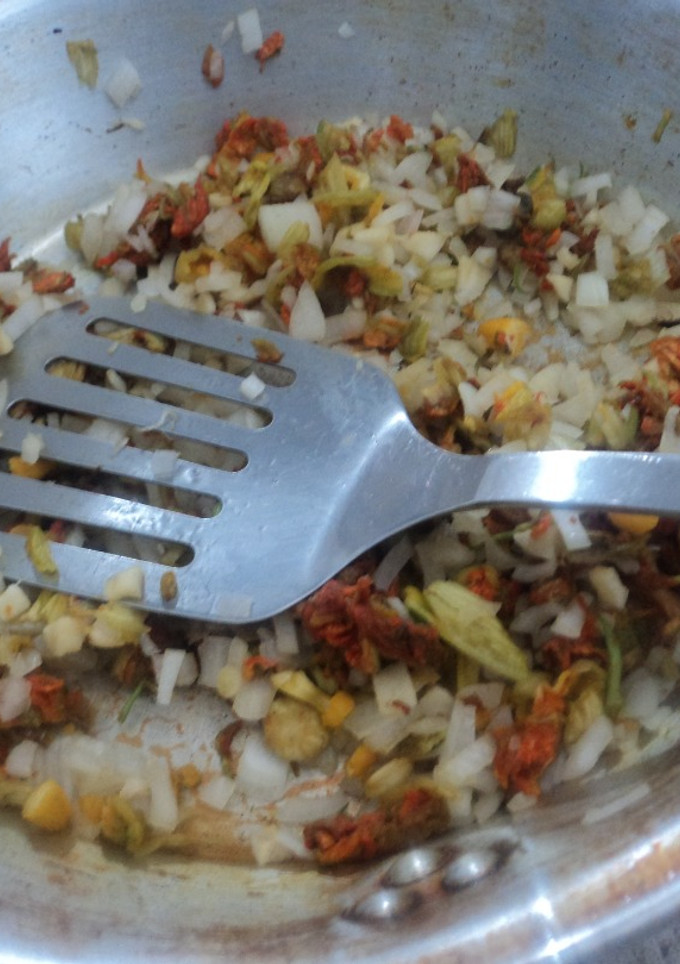 Una foto de Guisado o fritanga mexicana de flor de calabaza para tacos o garnachas