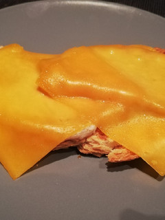 Una foto de Lomo con queso en tostada