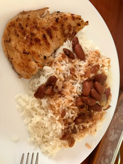 Una foto de Arroz blanco con habichuela roja y pechuga de pollo con mantequilla