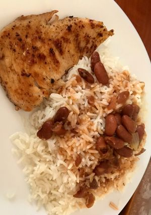 Una foto de Arroz blanco con habichuela roja y pechuga de pollo con mantequilla