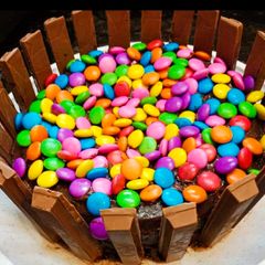 A picture of Kitkat Cake.