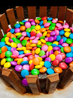 A picture of Kitkat Cake.