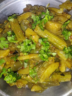 கத்திரிக்காய் உருளைக்கிழங்கு பொரியல் (Kathirikkaai urulaikilanku poruyal recipe in tamil) செய்முறை முக்கிய புகைப்படம்