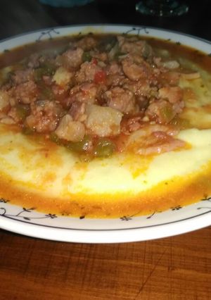 Una foto de Polenta con salsa de chorizo y panceta ahumada