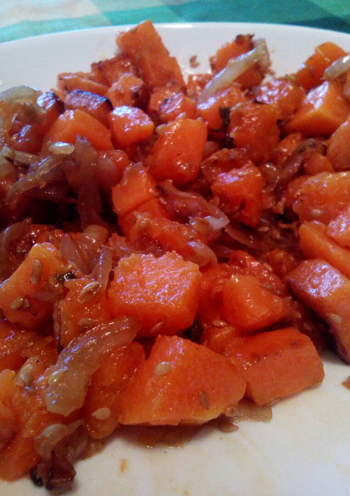 Una foto de Calabaza a la plancha con cebolla caramelizada y sésamo