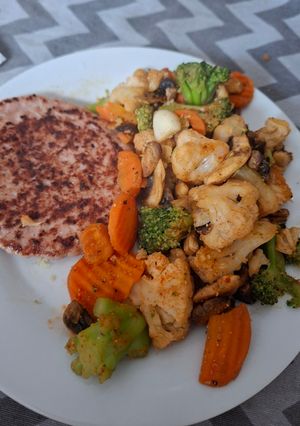 Foto principal de Comida Hamburguesa de Pollo al Plato con Verduras