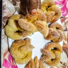 A picture of Cinnamon pretzels.