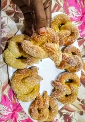 A picture of Cinnamon pretzels.