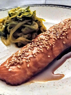 Foto principal de Salmón al horno marinado con soja y miel con tallarines de calabacín