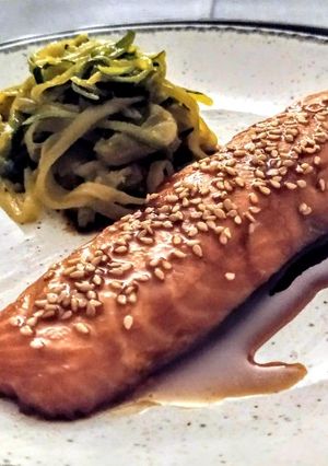 Una foto de Salmón al horno marinado con soja y miel con tallarines de calabacín