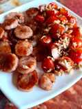 Banquetes con tomates cherry dulce, atún y orégano