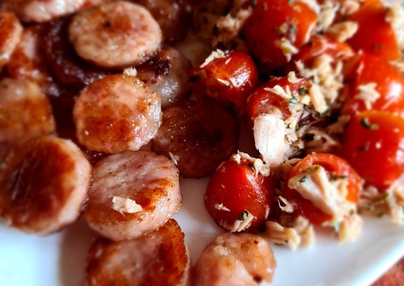 Banquetes con tomates cherry dulce, atún y orégano