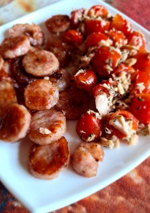 Una foto de Banquetes con tomates cherry dulce, atún y orégano