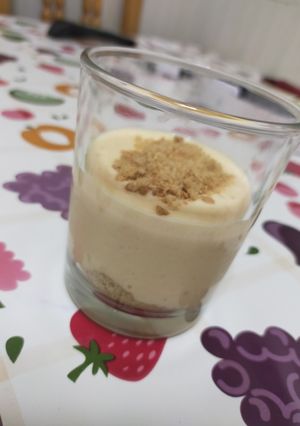 Una foto de Cremoso de melocotón con galleta