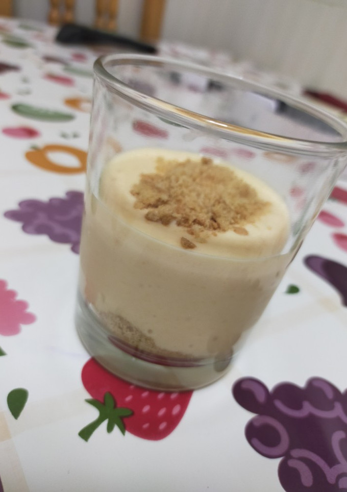 Una foto de Cremoso de melocotón con galleta