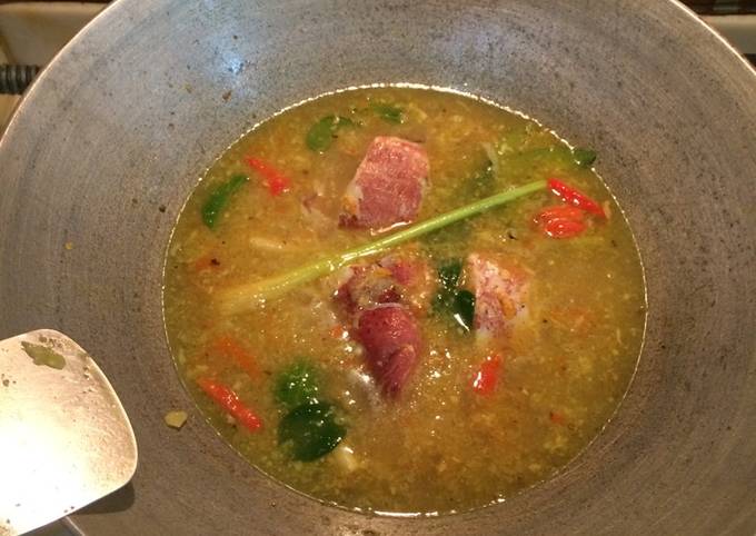 Sup ikan kuah kuning khas Ambon