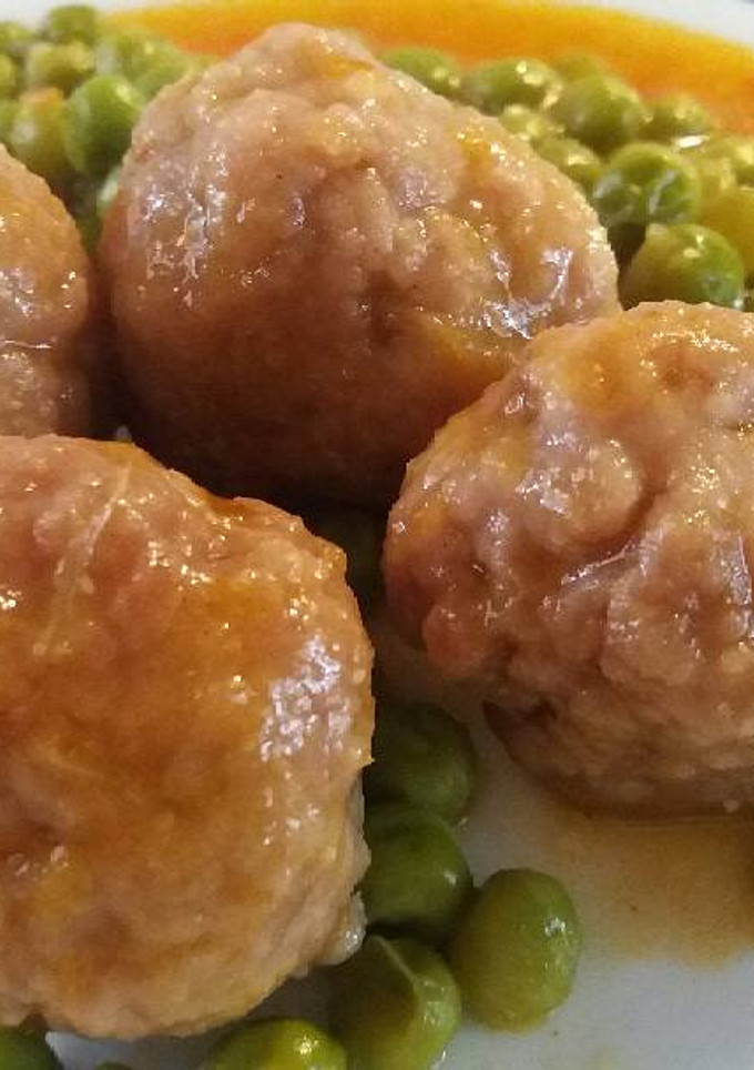 Una foto de Albóndigas en salsa con guisantes