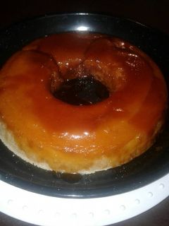 Una foto de Budín de pan sin huevos!súper fácil de hacer y muy delicioso😘