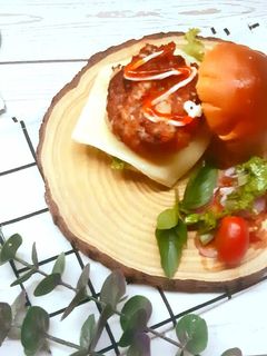 Hình của món Hamburger chả tôm chiên giòn.