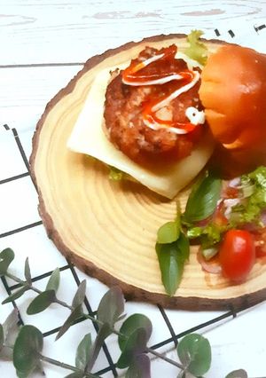 Hình của món Hamburger chả tôm chiên giòn.
