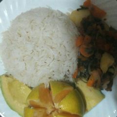 A picture of Rice with beef stew and fruit.