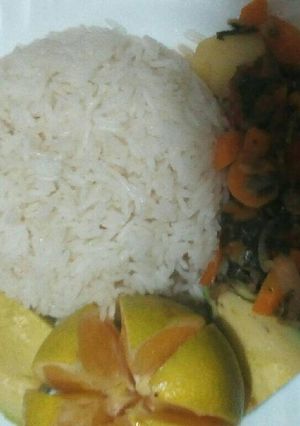 A picture of Rice with beef stew and fruit.