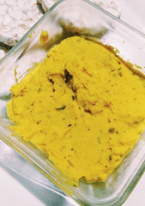 Una foto de Hummus de garbanzos con cúrcuma