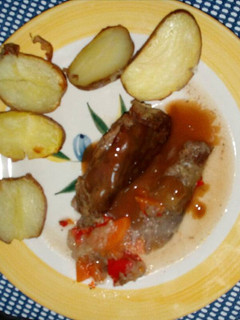 Una foto de Carne a la cacerola con salsa de carne