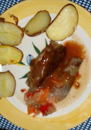 Una foto de Carne a la cacerola con salsa de carne