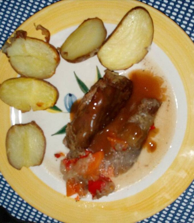 Una foto de Carne a la cacerola con salsa de carne