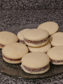 Una foto de Alfajores de maicena | fran cocina