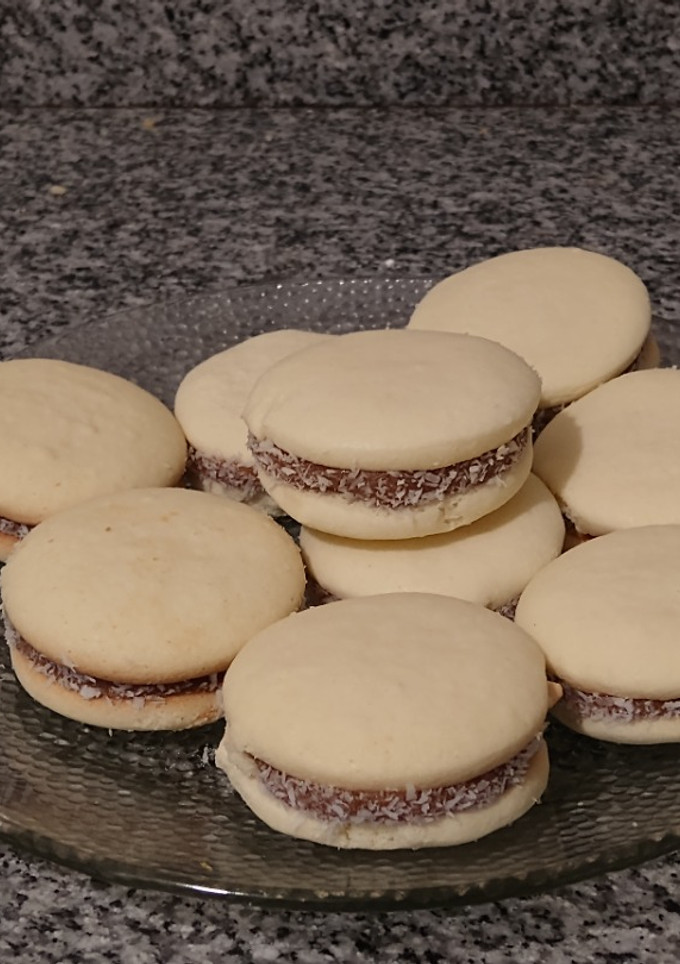 Una foto de Alfajores de maicena | fran cocina