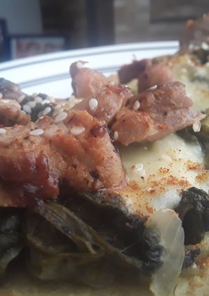 Una foto de Arepitas🍘 con espinacas🌿, queso🧀y cerdo asado🥩.