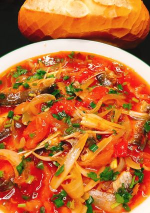 Hình của món Bánh mì chấm cá hộp.