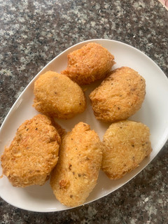 Una foto de Arepitas de yuca con Jamón y queso
