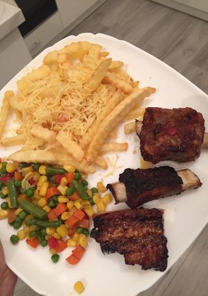 Sült oldalas burgonyával és párolt zöldségekkel recept fotója