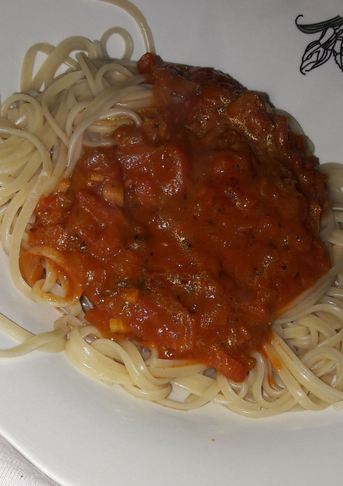 Una foto de Fideos con salsa caserita y rápida