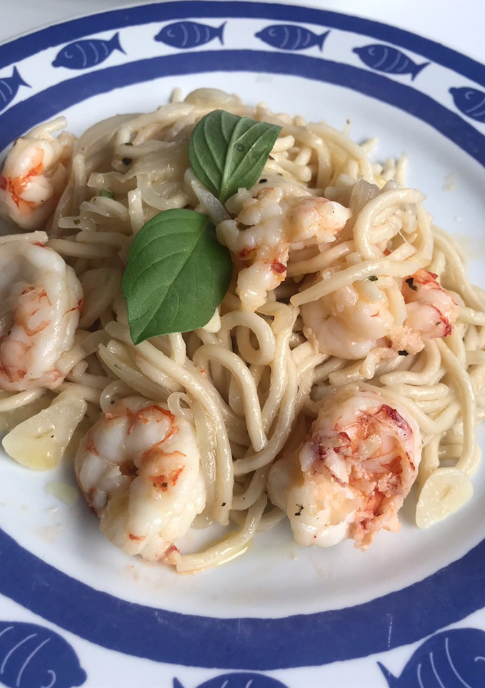 Una foto de Noodles con gambones al ajillo...bueno, bonito y barato