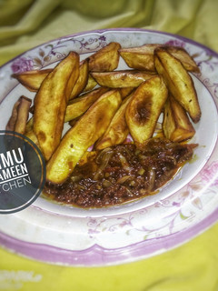 Soyayyen dankalin hausa da sauce ainihin hoton girkin