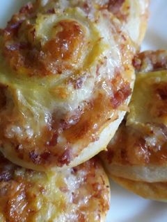 Sonkás-sajtos csiga recept fotója